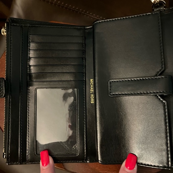Micheal Kors wristlet. - Picture 2 of 4